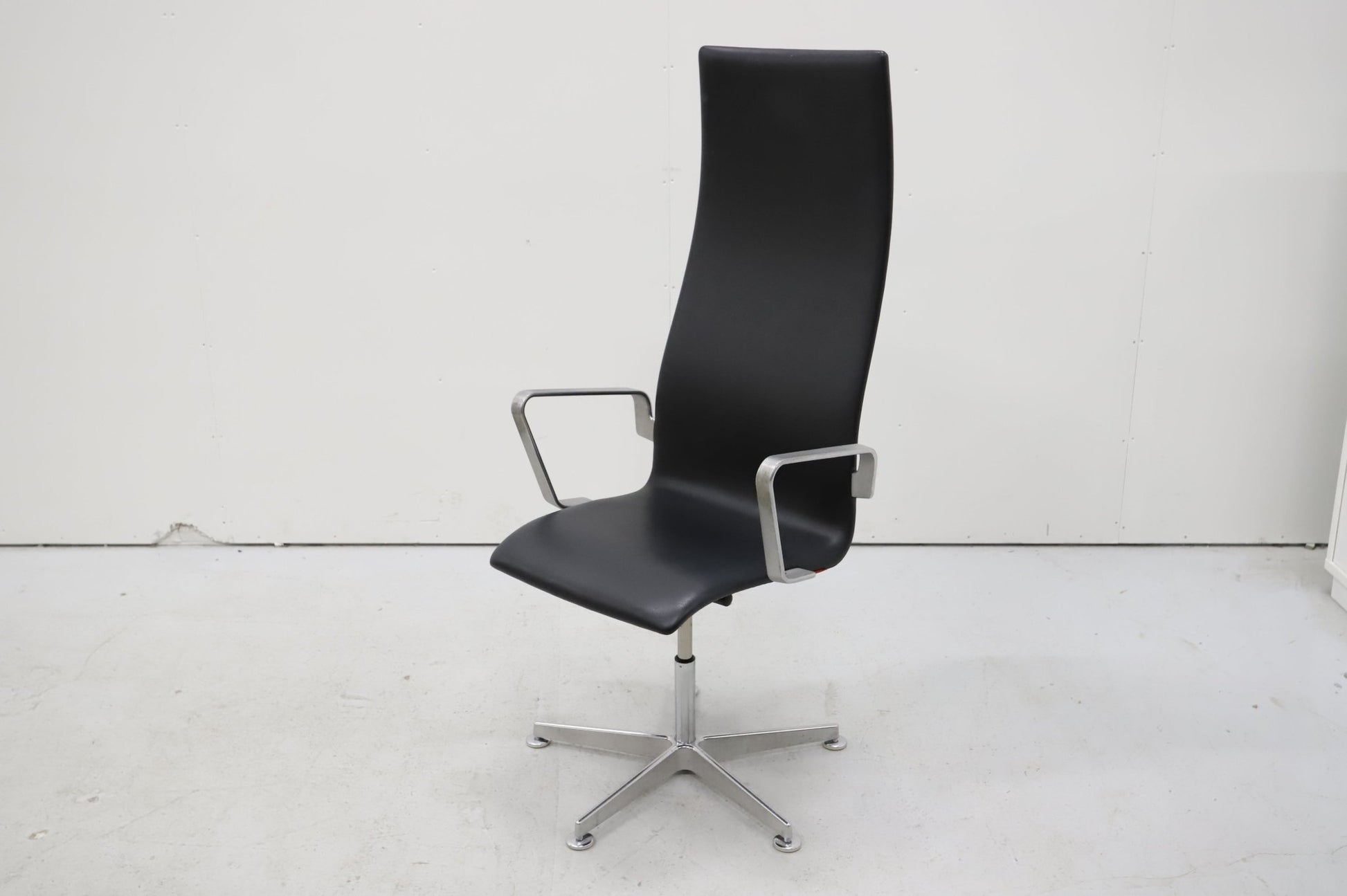 Fritz Hansen Oxford - työtuoli, nahkaverhoilu, Design Arne Jacobsen - Suomen Kalustekeskus