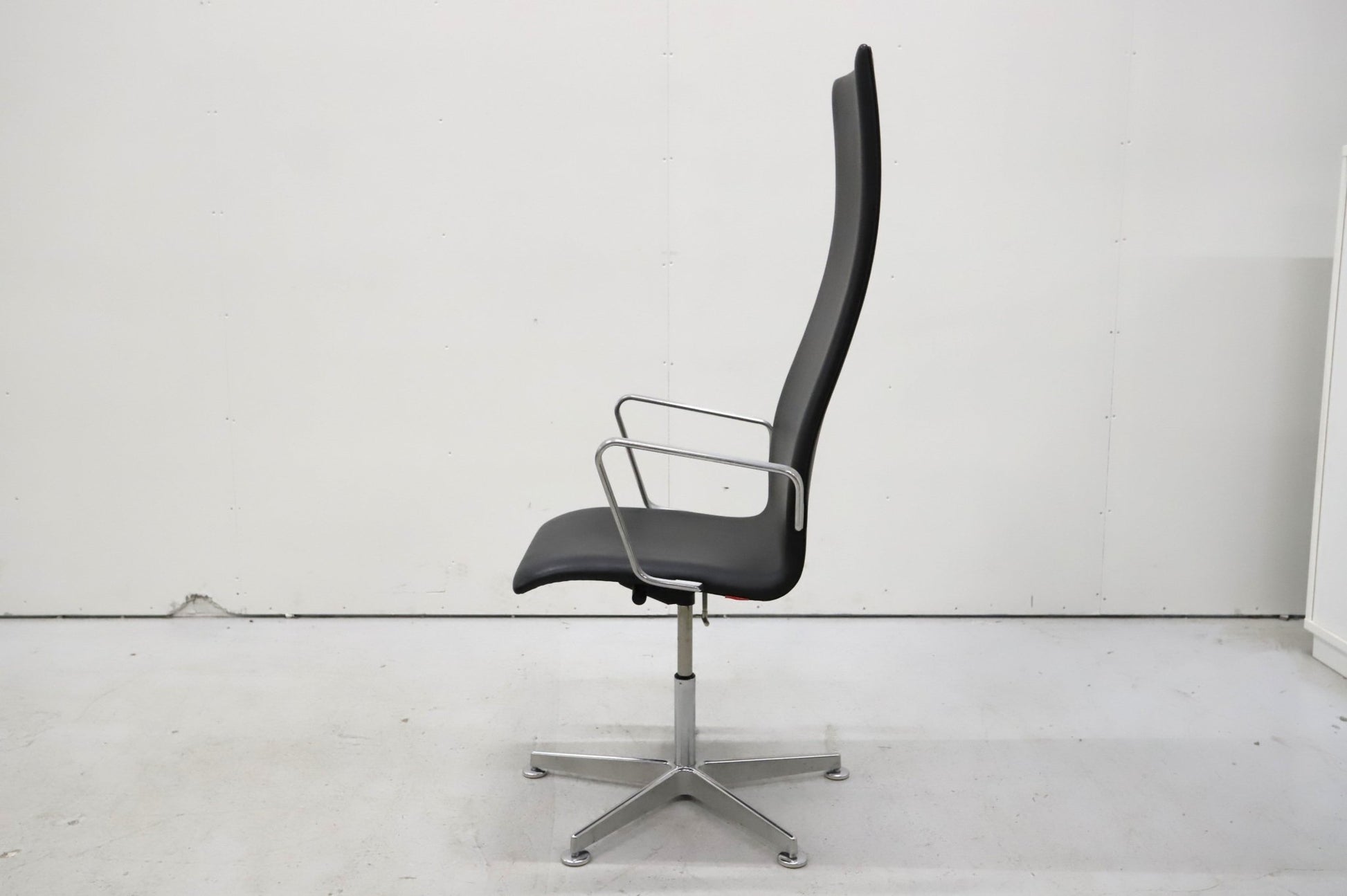 Fritz Hansen Oxford - työtuoli, nahkaverhoilu, Design Arne Jacobsen - Suomen Kalustekeskus
