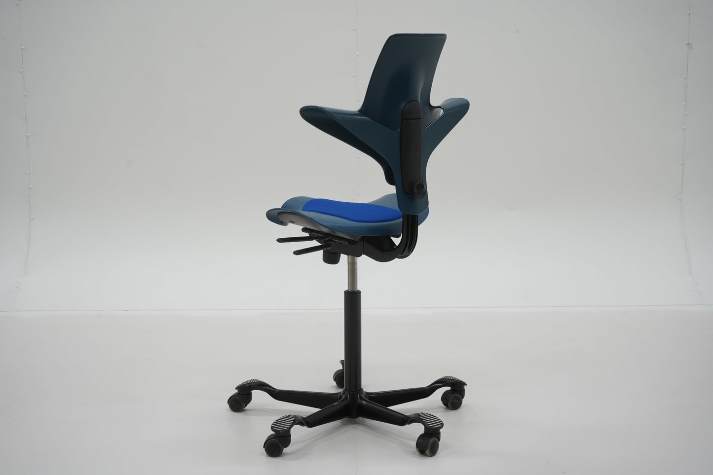 HÅG Capisco PULS 8020 - työtuoli, tummansininen - Suomen Kalustekeskus