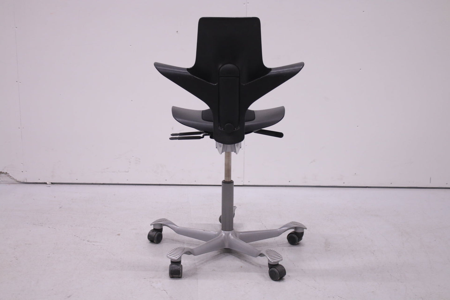 HÅG Capisco PULS 8020 - työtuoli, musta - Suomen Kalustekeskus