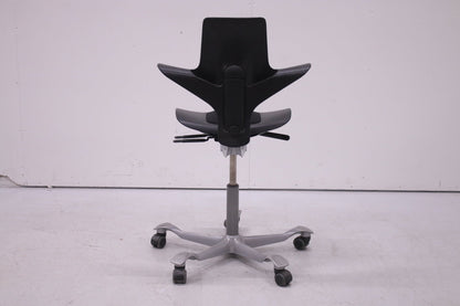 HÅG Capisco PULS 8020 - työtuoli, musta - Suomen Kalustekeskus