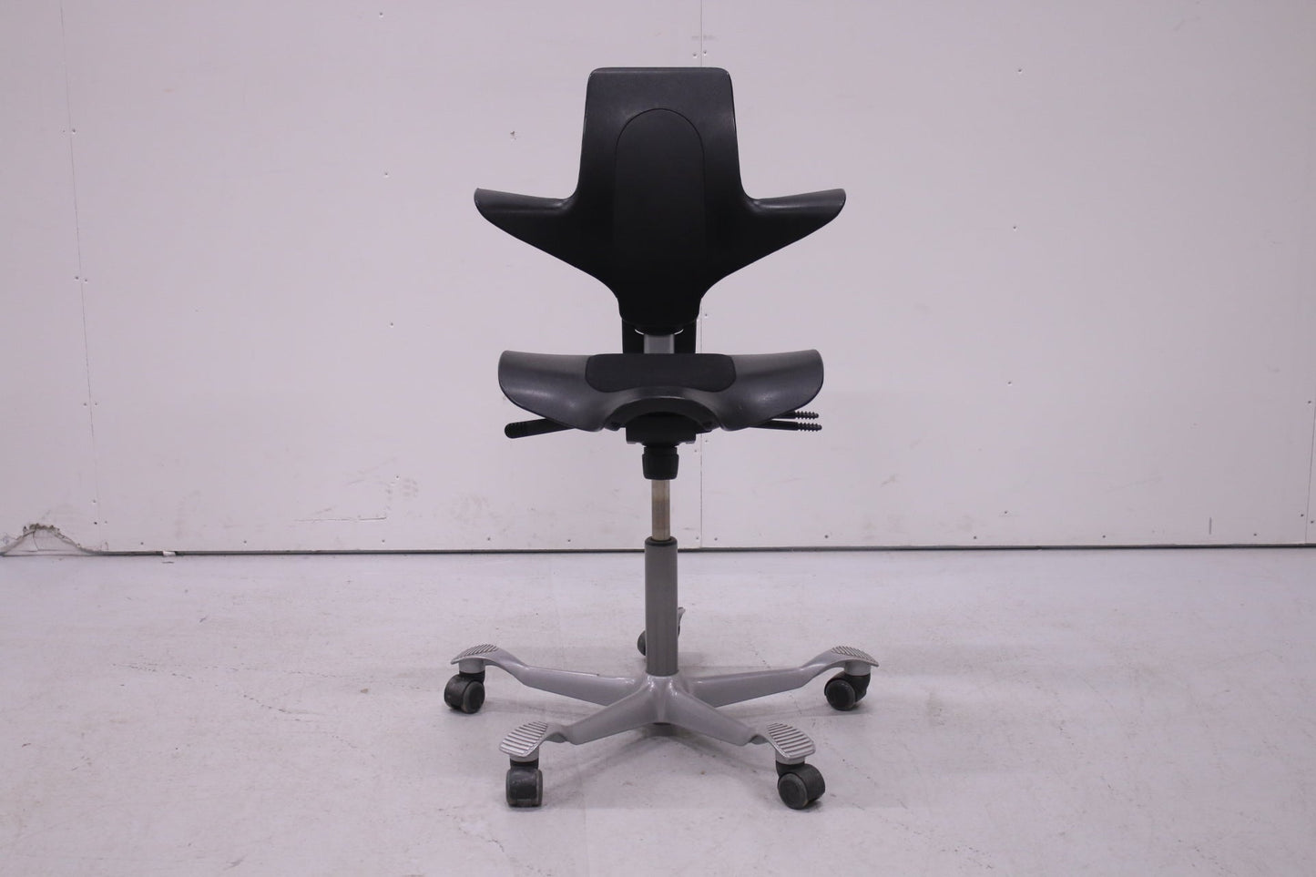 HÅG Capisco PULS 8020 - työtuoli, musta - Suomen Kalustekeskus