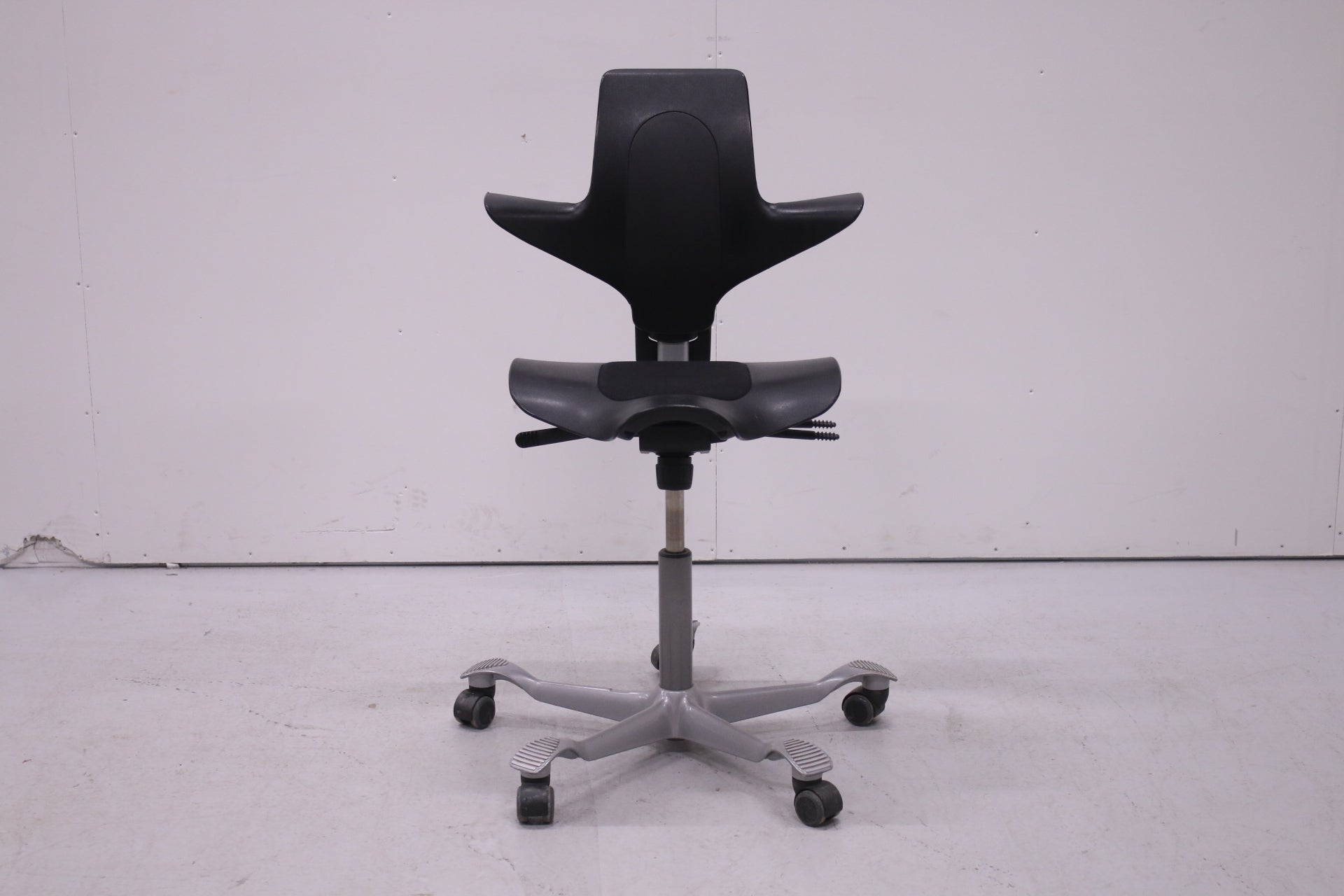 HÅG Capisco PULS 8020 - työtuoli, musta - Suomen Kalustekeskus