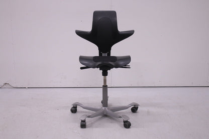 HÅG Capisco PULS 8020 - työtuoli, musta - Suomen Kalustekeskus