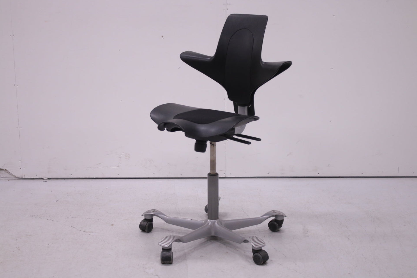 HÅG Capisco PULS 8020 - työtuoli, musta - Suomen Kalustekeskus