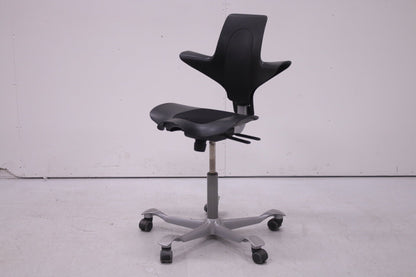 HÅG Capisco PULS 8020 - työtuoli, musta - Suomen Kalustekeskus