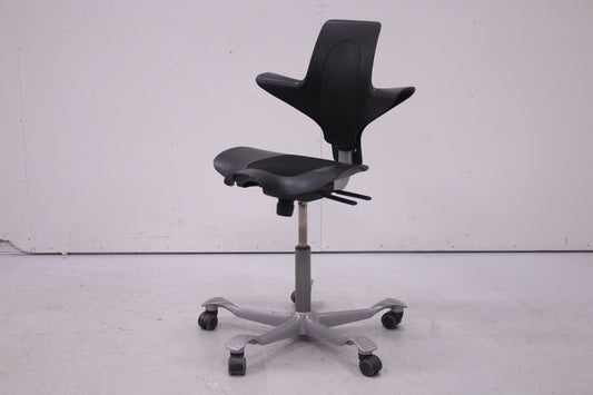 HÅG Capisco PULS 8020 - työtuoli, musta - Suomen Kalustekeskus