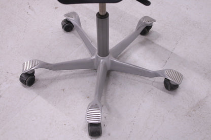 HÅG Capisco PULS 8020 - työtuoli, musta - Suomen Kalustekeskus