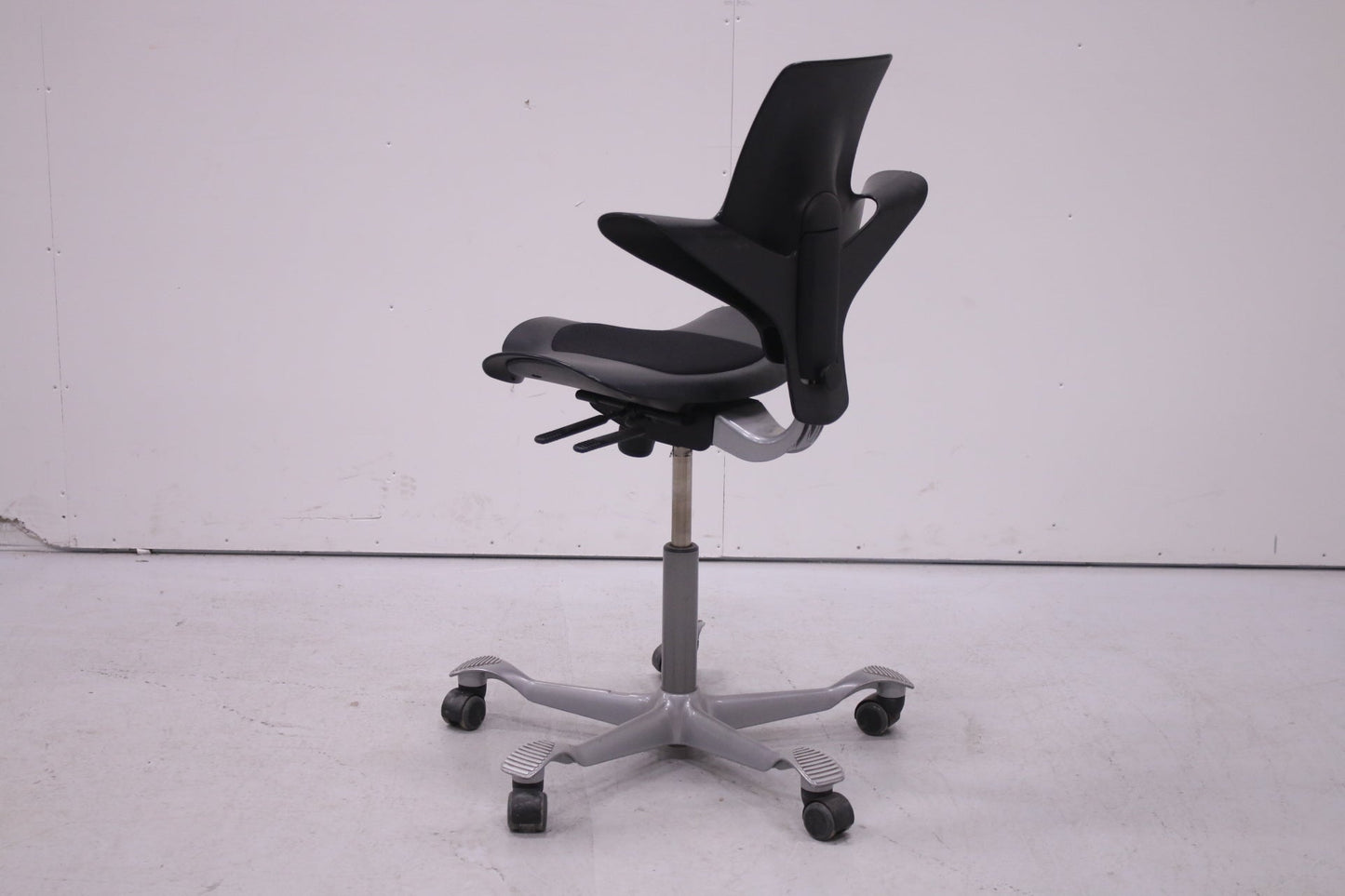 HÅG Capisco PULS 8020 - työtuoli, musta - Suomen Kalustekeskus