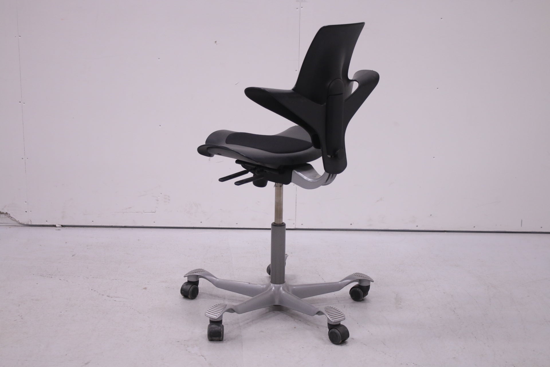 HÅG Capisco PULS 8020 - työtuoli, musta - Suomen Kalustekeskus