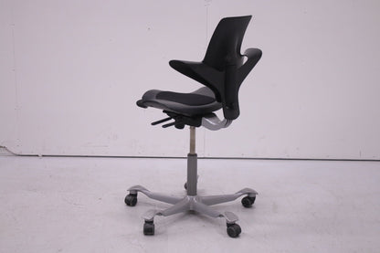 HÅG Capisco PULS 8020 - työtuoli, musta - Suomen Kalustekeskus