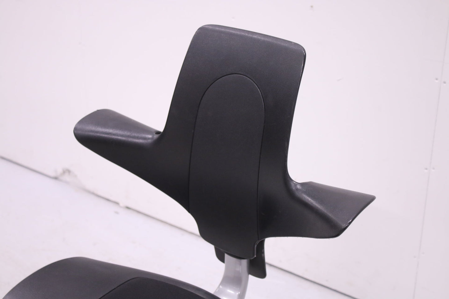 HÅG Capisco PULS 8020 - työtuoli, musta - Suomen Kalustekeskus