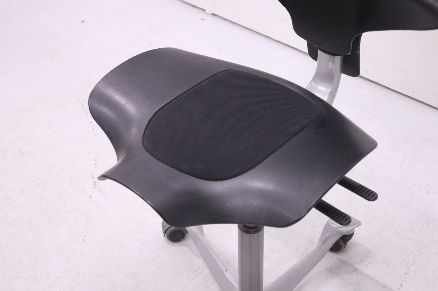 HÅG Capisco PULS 8020 - työtuoli, musta - Suomen Kalustekeskus