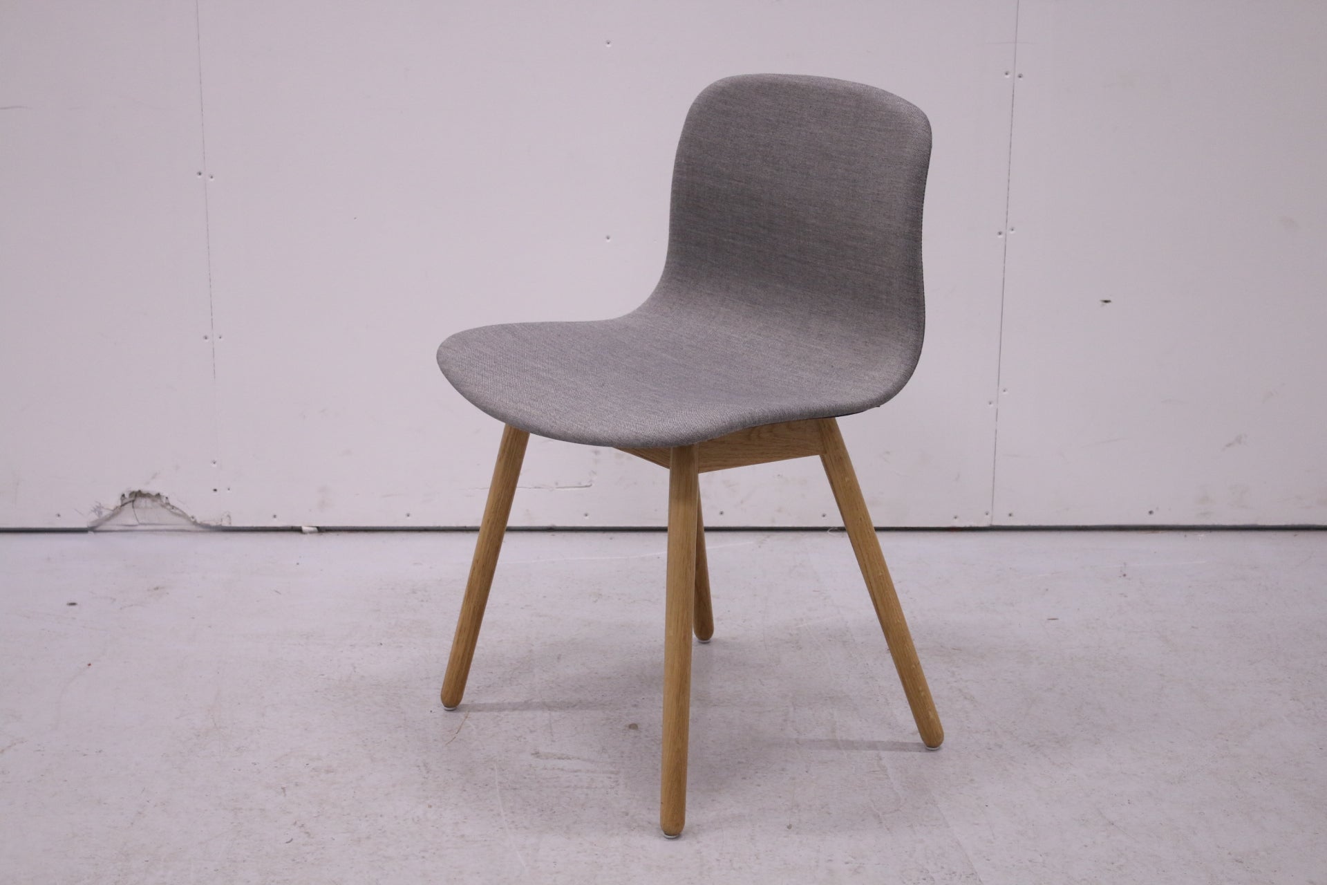 Hay AAC13 - tuoli, harmaa / tammi - Suomen Kalustekeskus