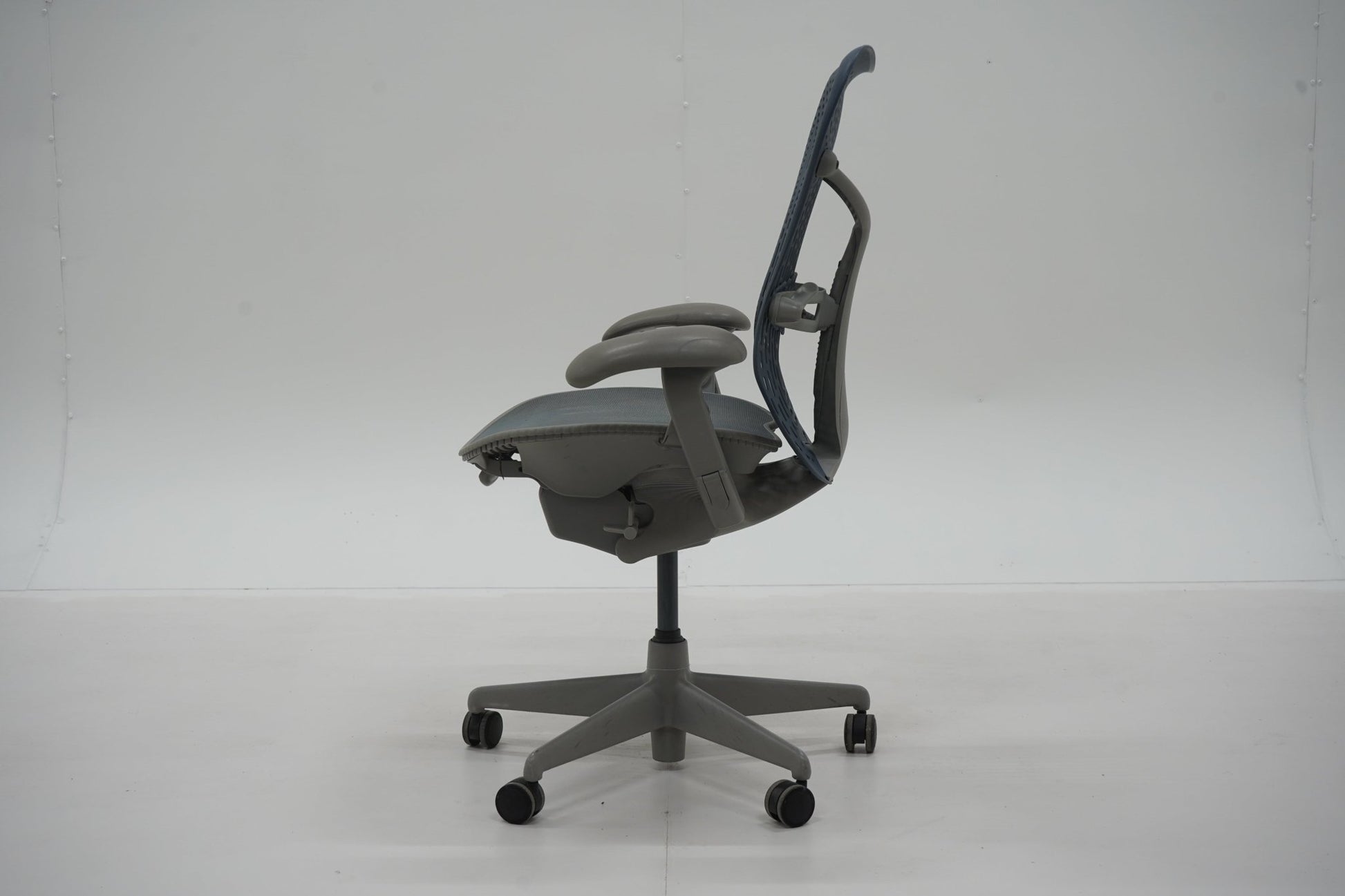 Herman Miller Mirra - työtuoli - Suomen Kalustekeskus