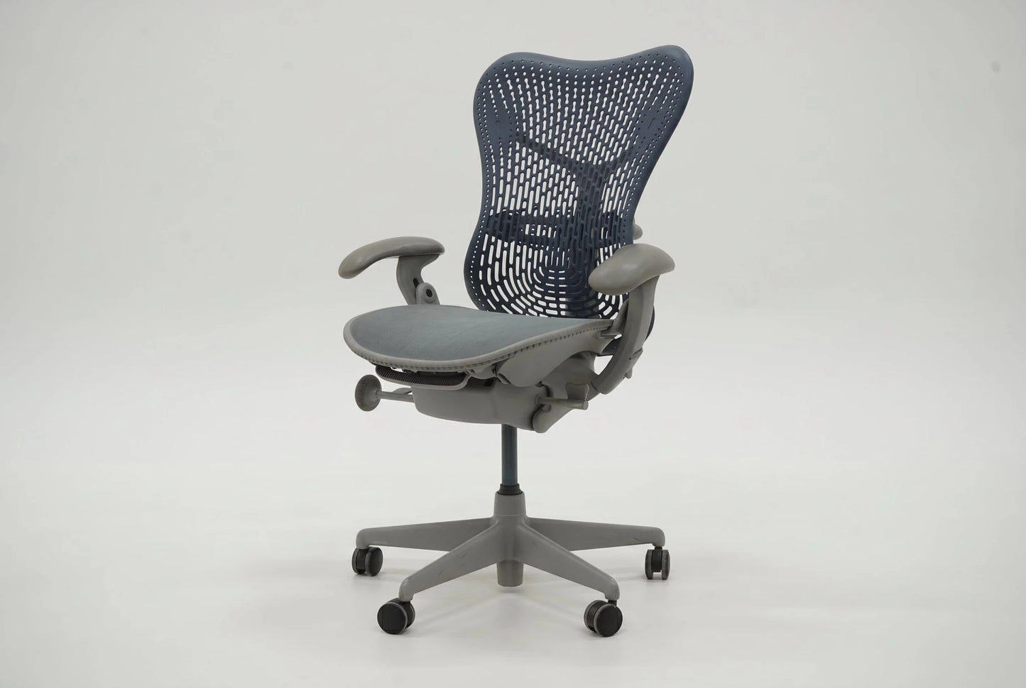 Herman Miller Mirra - työtuoli - Suomen Kalustekeskus