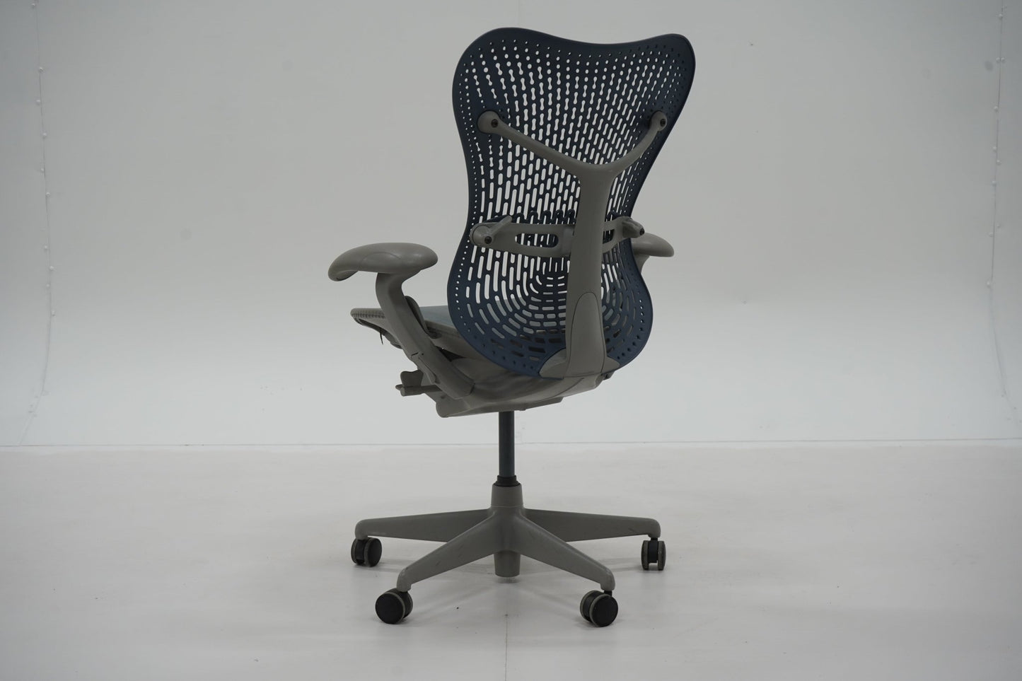 Herman Miller Mirra - työtuoli - Suomen Kalustekeskus