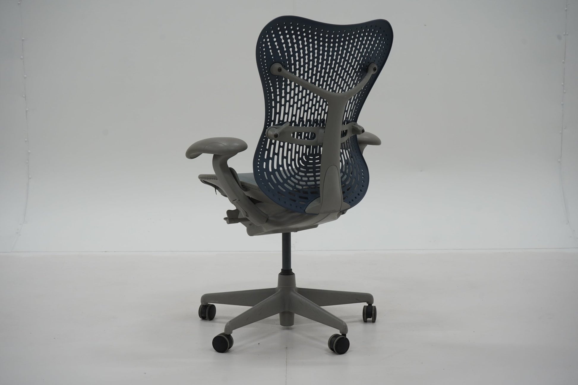 Herman Miller Mirra - työtuoli - Suomen Kalustekeskus