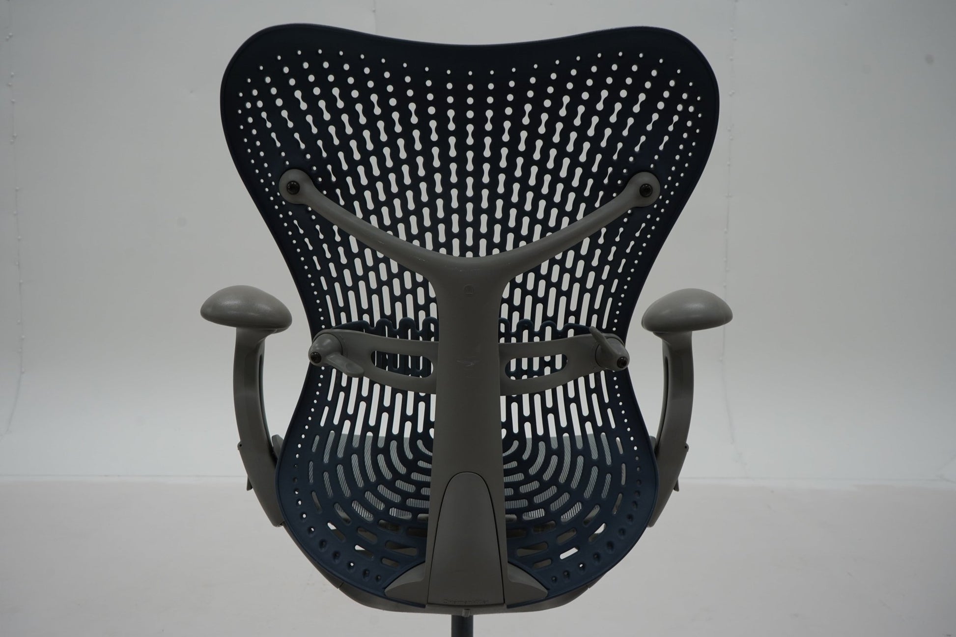 Herman Miller Mirra - työtuoli - Suomen Kalustekeskus