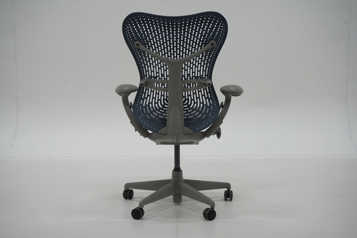 Herman Miller Mirra - työtuoli - Suomen Kalustekeskus