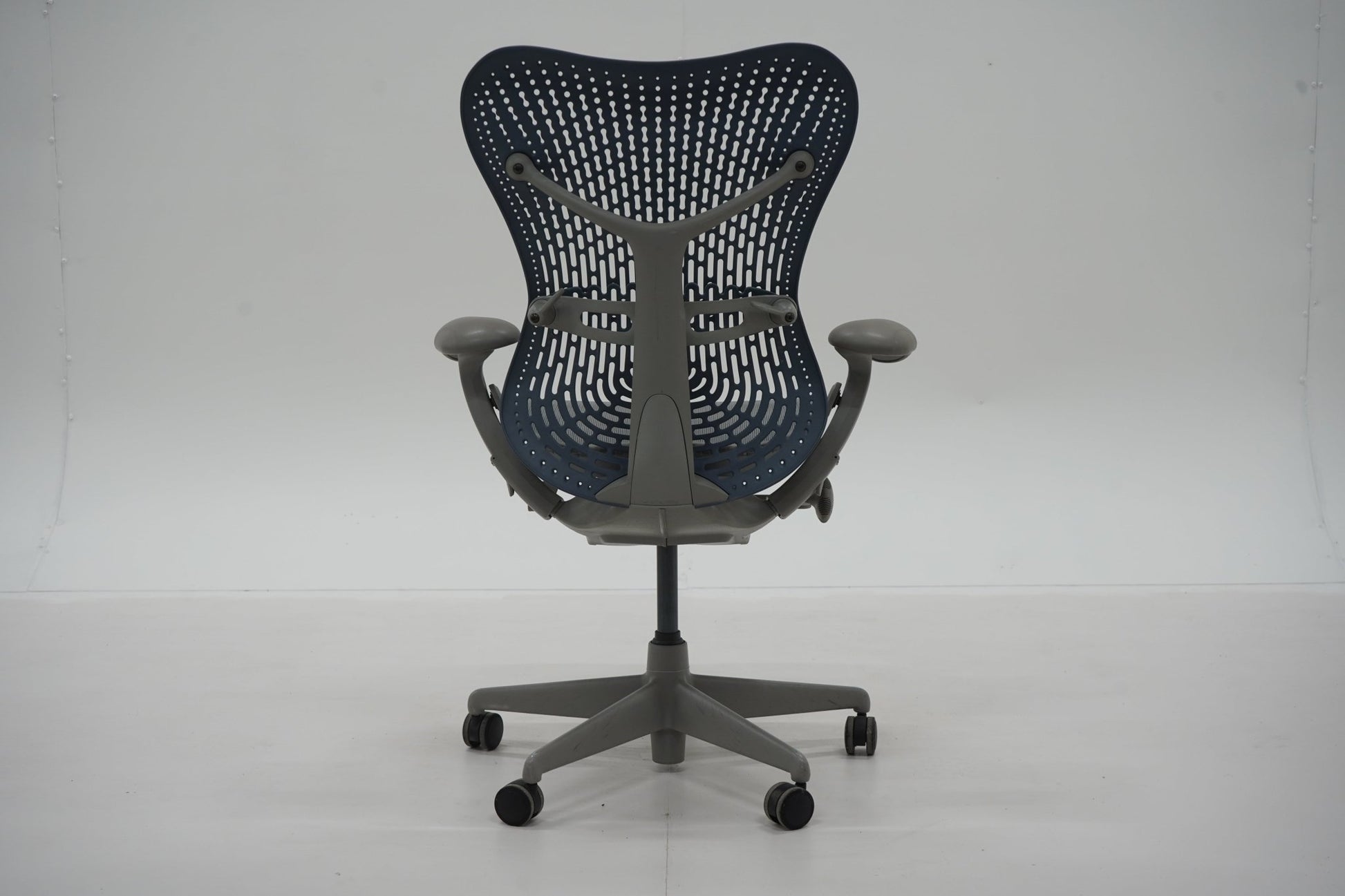 Herman Miller Mirra - työtuoli - Suomen Kalustekeskus