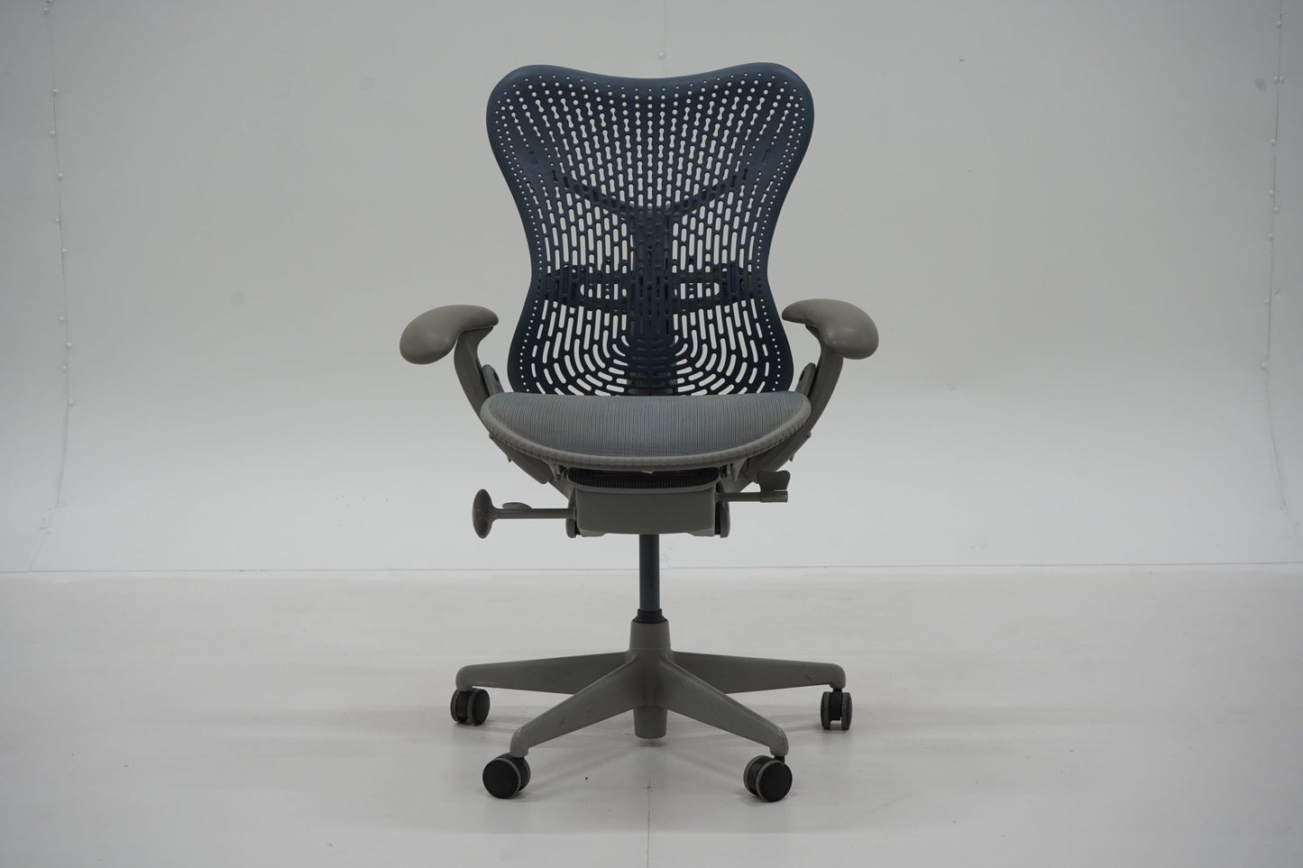 Herman Miller Mirra - työtuoli - Suomen Kalustekeskus