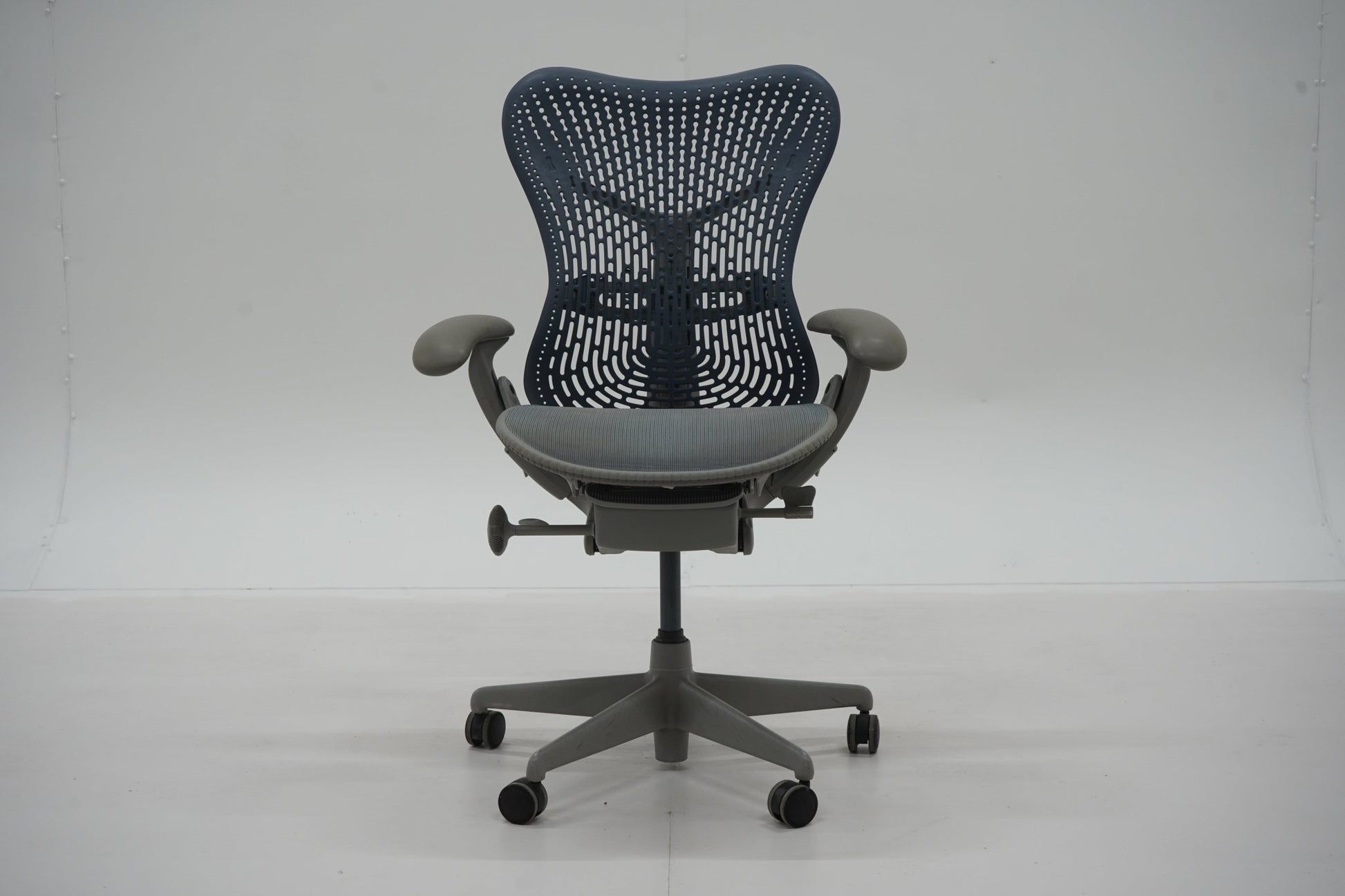Herman Miller Mirra - työtuoli - Suomen Kalustekeskus