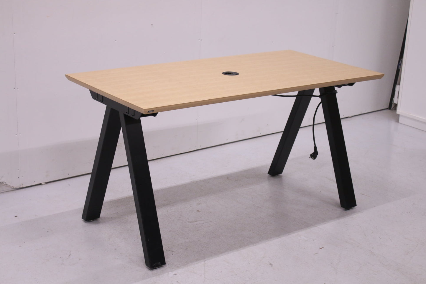 Isku Joy - neuvottelupöytä pukkijalalla 140x70 - Suomen Kalustekeskus