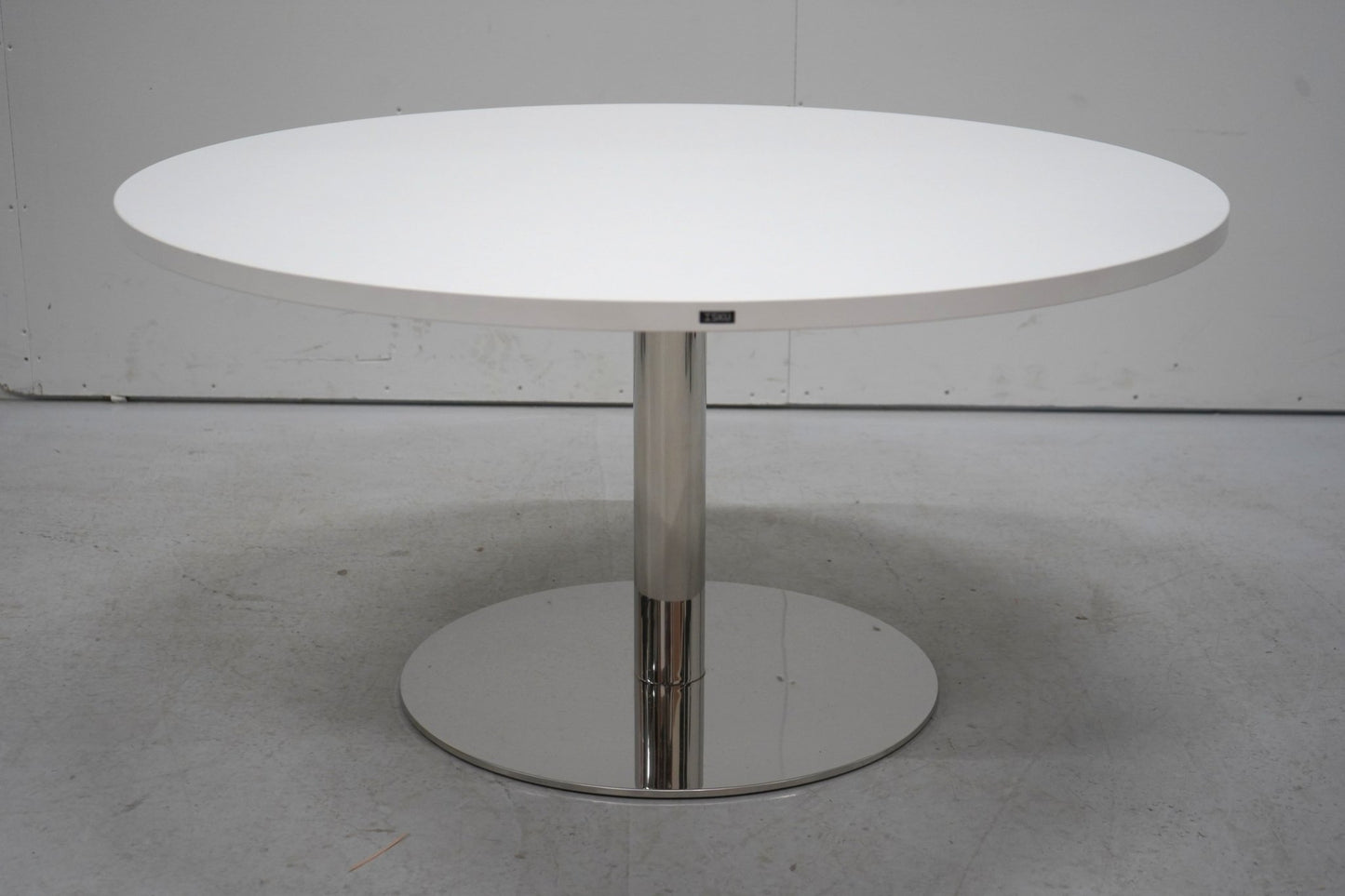 Isku pyöreä sohvapöytä Ø110 cm - Krominen laippajalka - Suomen Kalustekeskus