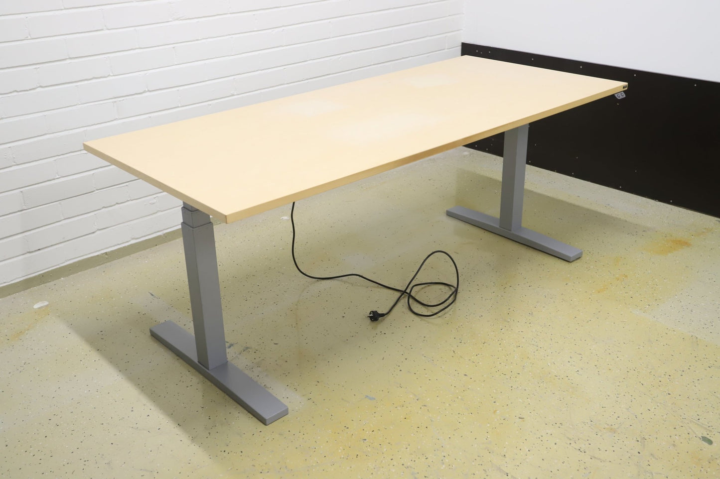 Isku sähköpöytä saarni / harmaa 180*80 cm - Suomen Kalustekeskus