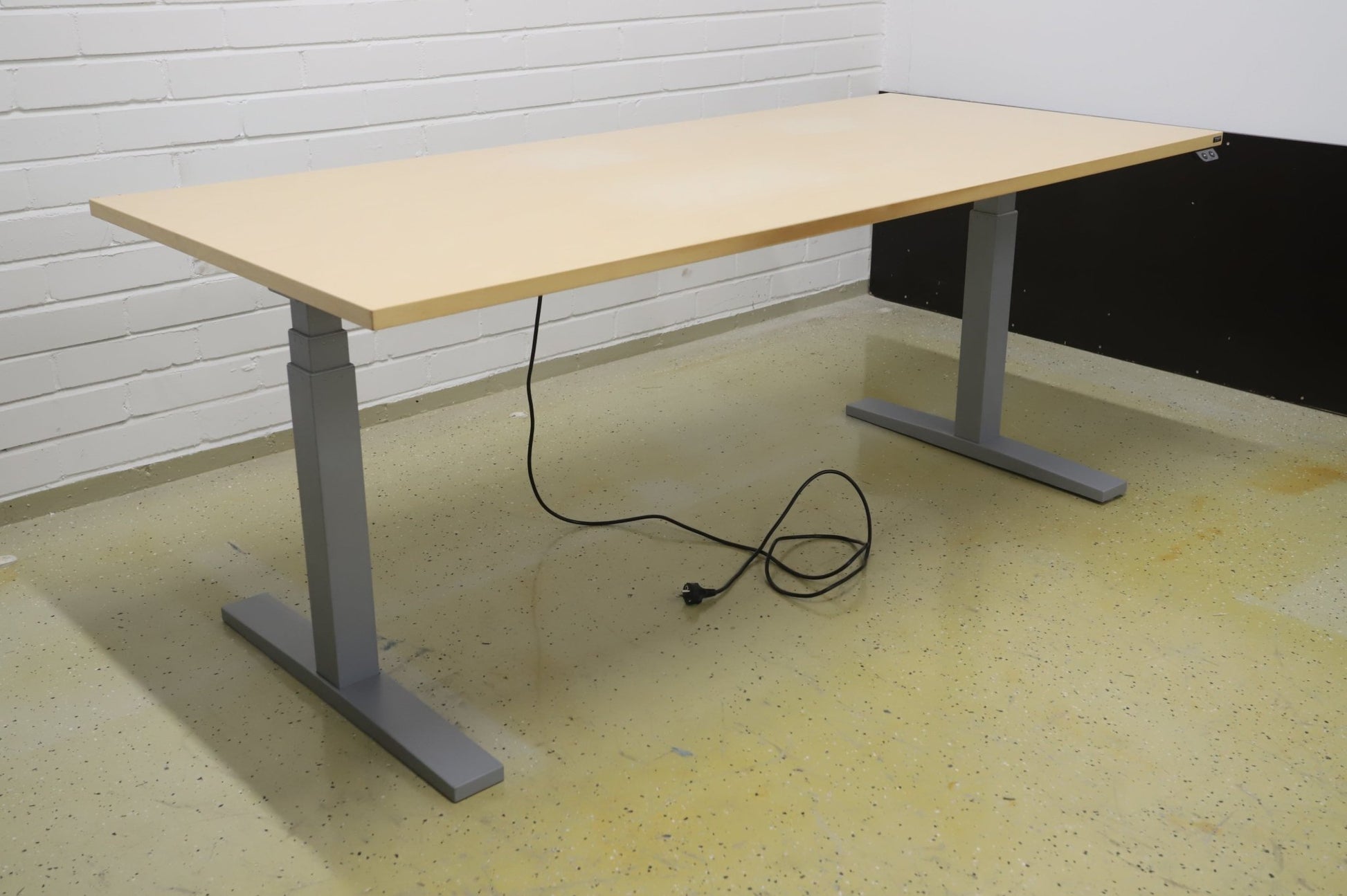 Isku sähköpöytä saarni / harmaa 180*80 cm - Suomen Kalustekeskus