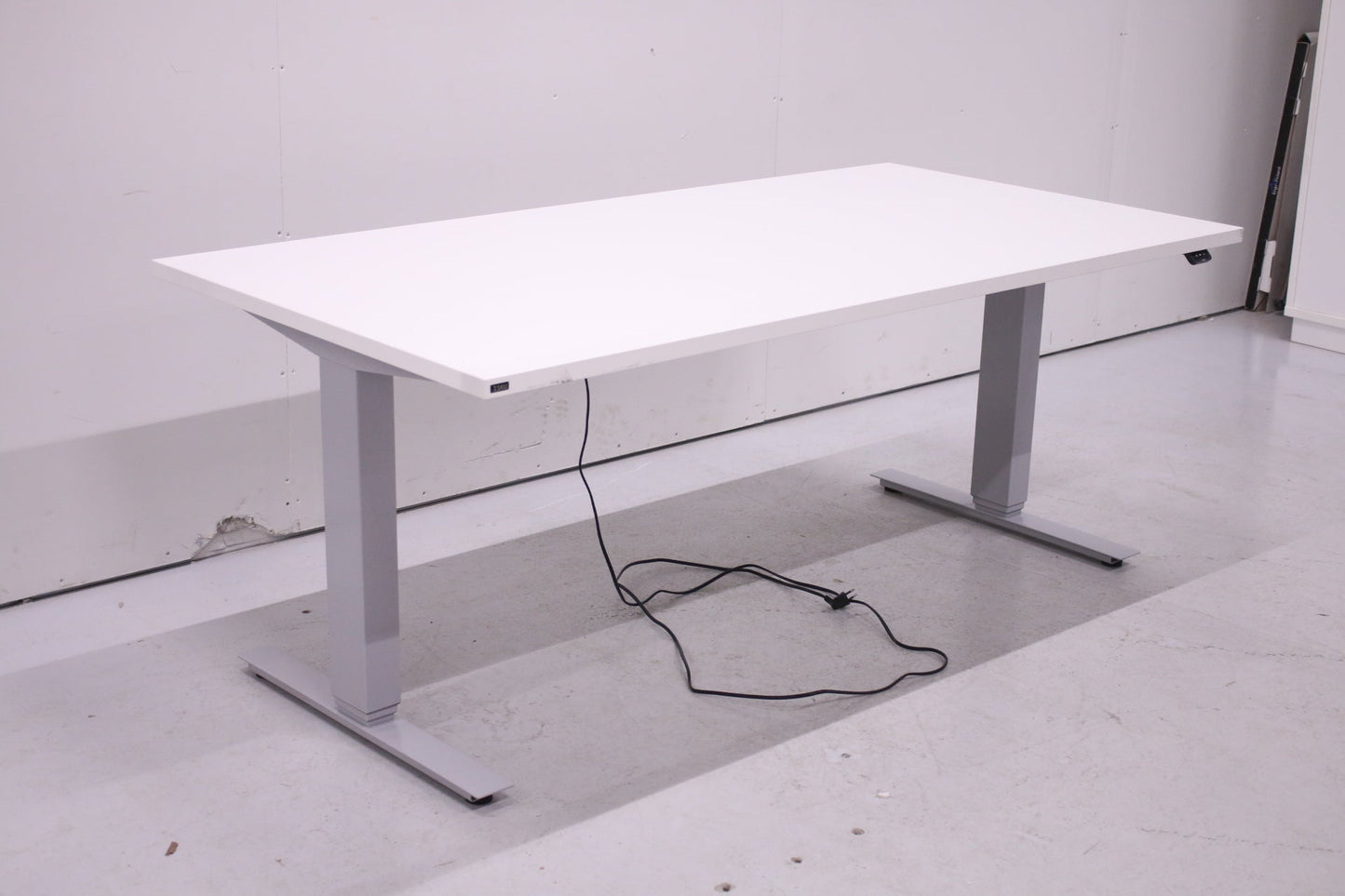 Isku sähköpöytä vaalean harmaa / valkoinen 160x80 - Suomen Kalustekeskus