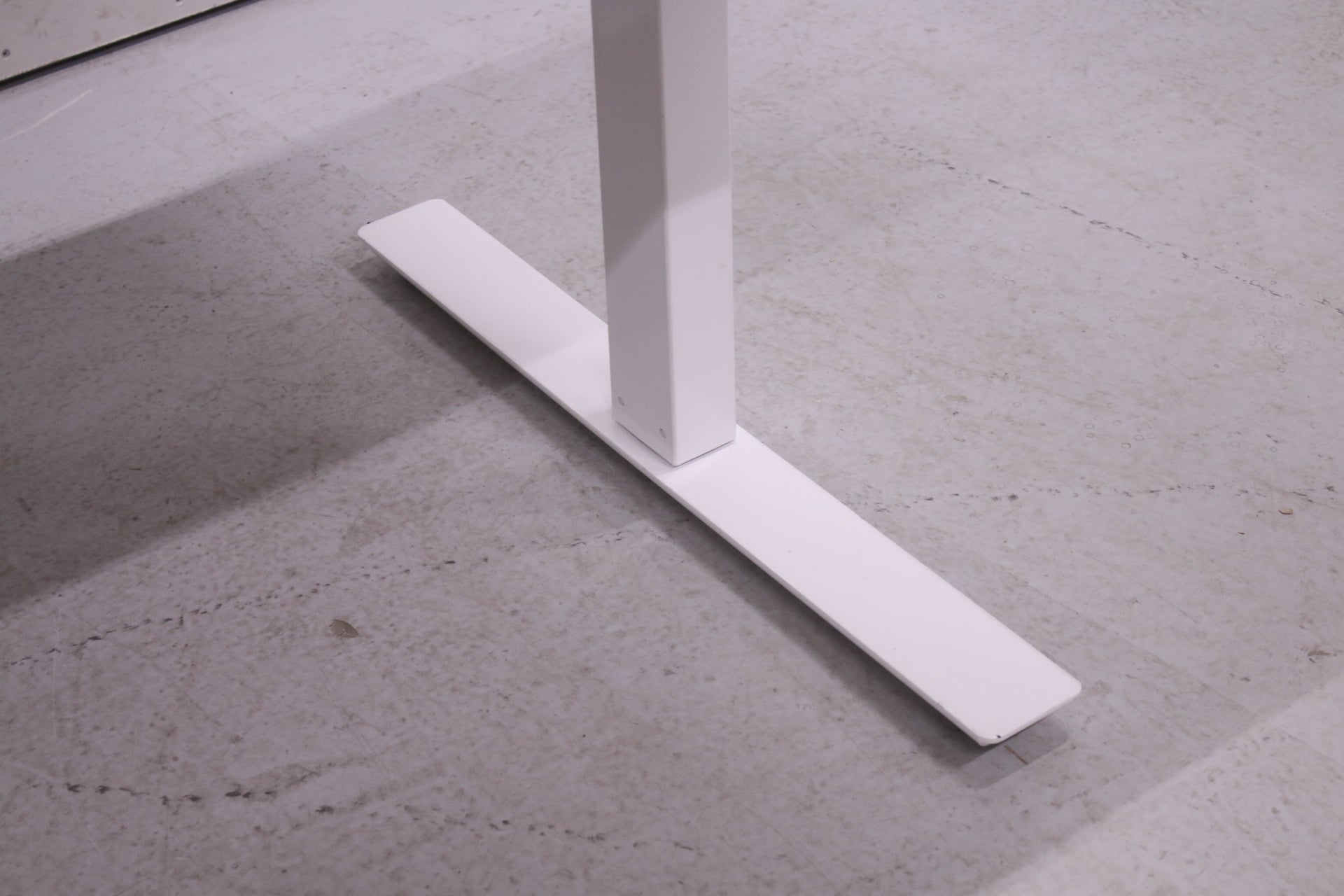 Isku sähköpöytä, valkoinen 140x80 lisävarusteilla - Suomen Kalustekeskus