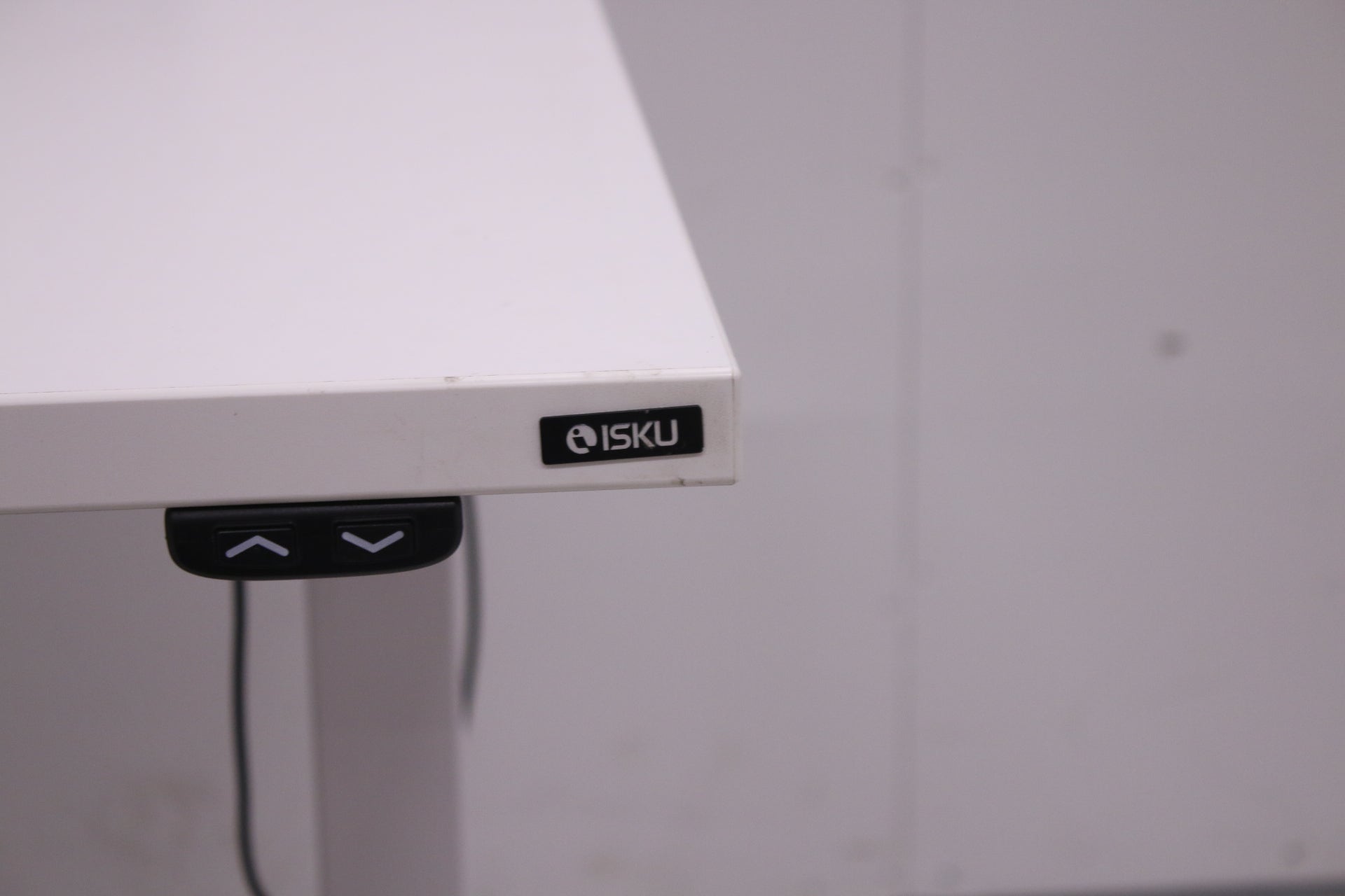 Isku sähköpöytä, valkoinen 140x80 lisävarusteilla - Suomen Kalustekeskus