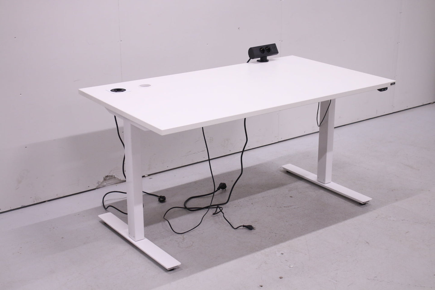 Isku sähköpöytä, valkoinen 140x80 lisävarusteilla - Suomen Kalustekeskus