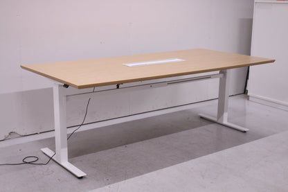 Isku sähkösäätöinen neuvottelupöytä 206x100 - Suomen Kalustekeskus