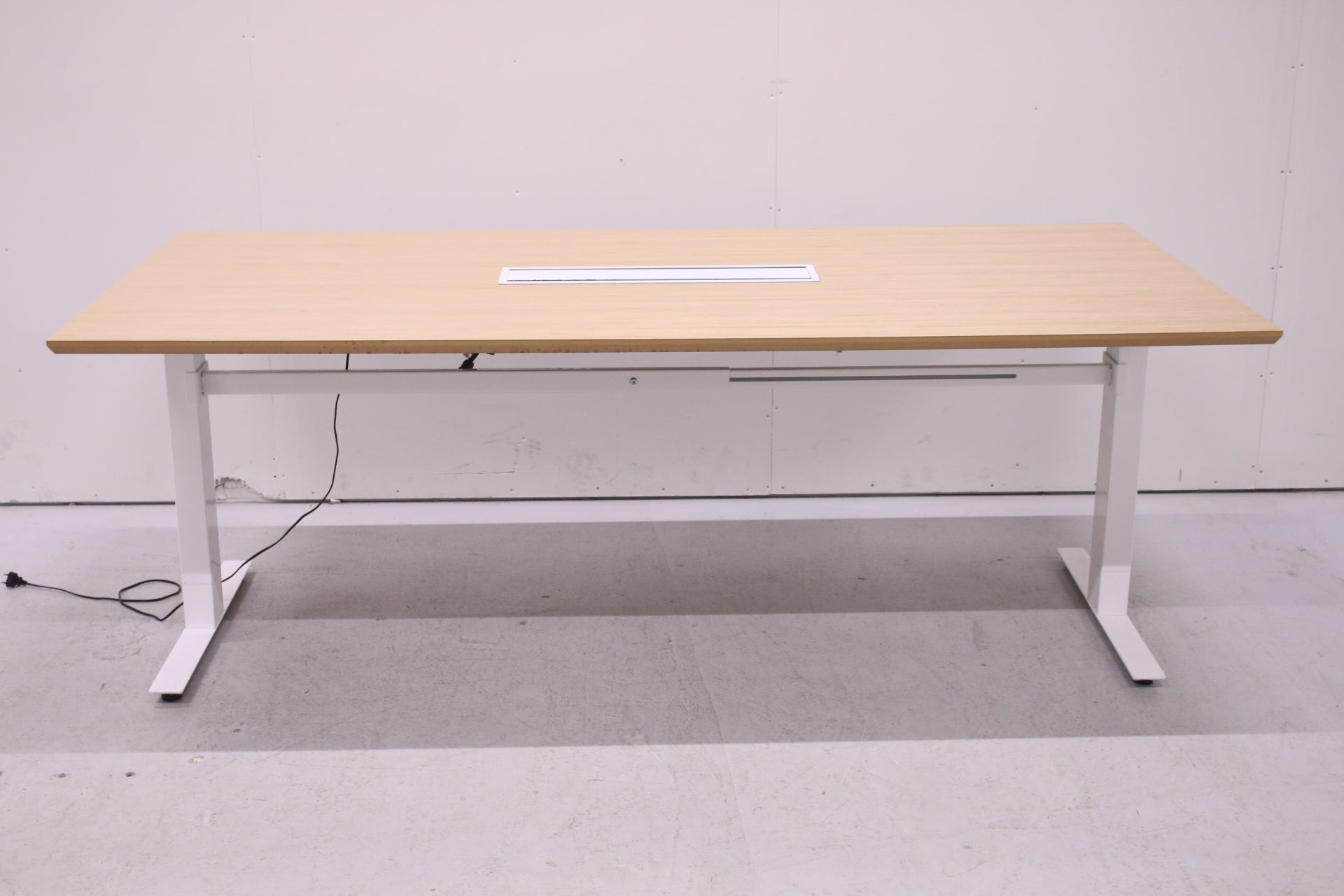 Isku sähkösäätöinen neuvottelupöytä 206x100 - Suomen Kalustekeskus