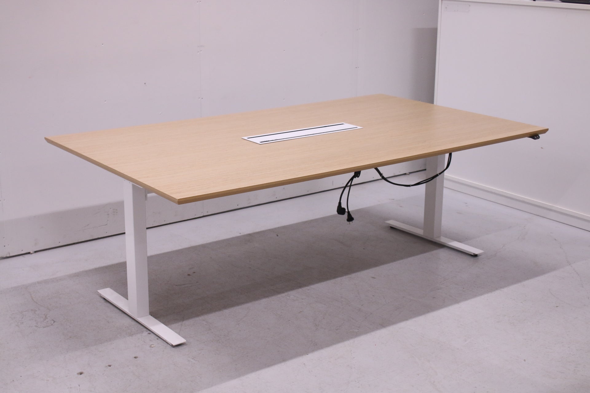 Isku sähkösäätöinen neuvottelupöytä 206x120 - Suomen Kalustekeskus
