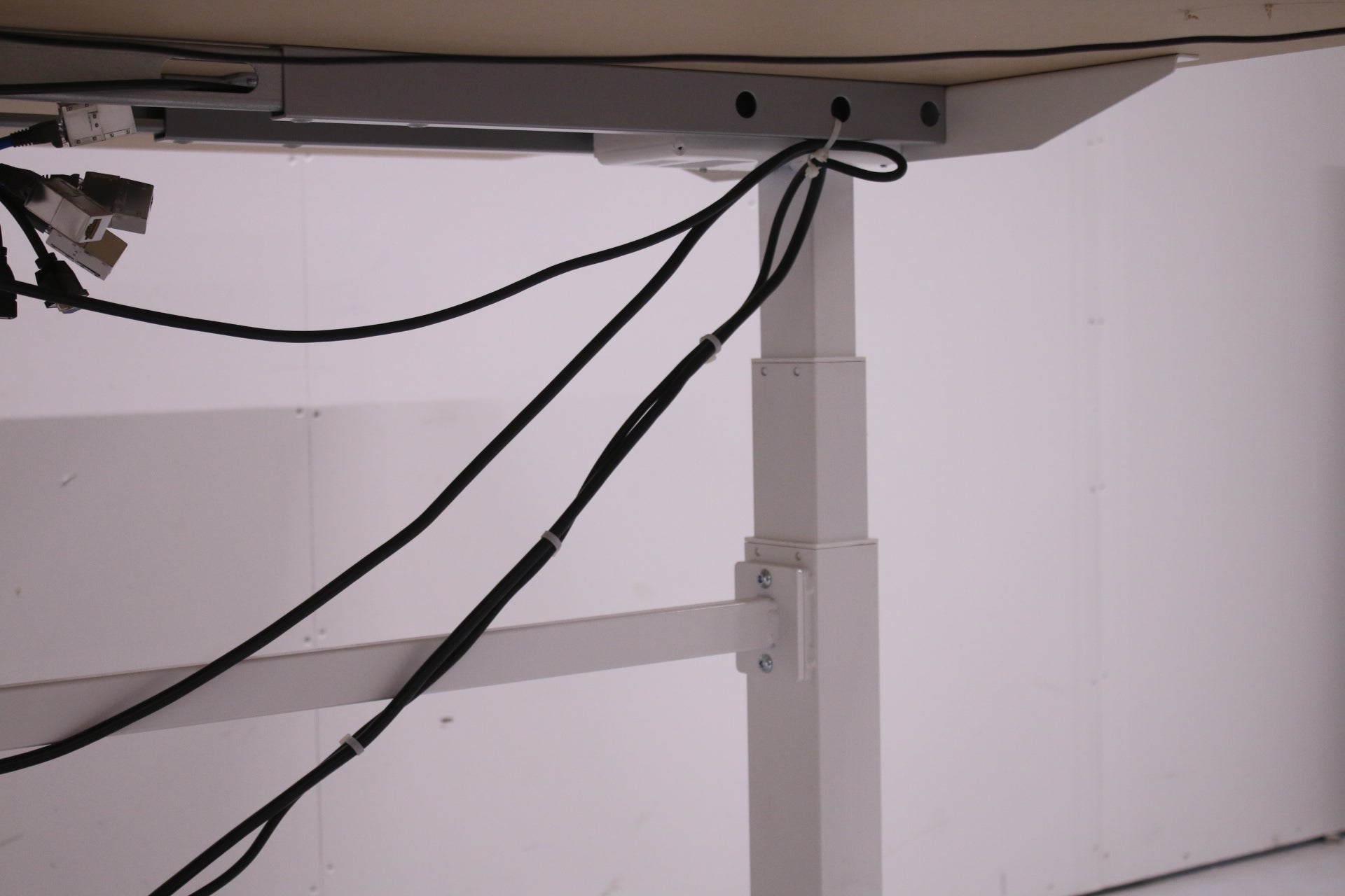 Isku sähkösäätöinen neuvottelupöytä 206x120 - Suomen Kalustekeskus