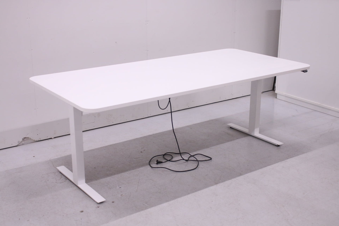 Isku sähkösäätöinen neuvottelupöytä 210x100 - Suomen Kalustekeskus