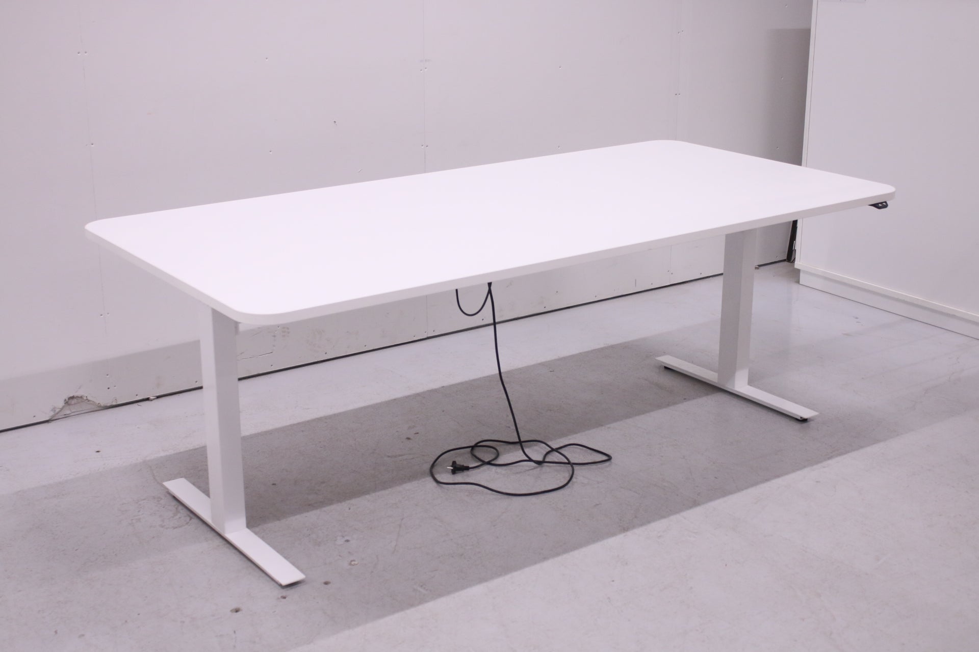 Isku sähkösäätöinen neuvottelupöytä 210x100 - Suomen Kalustekeskus