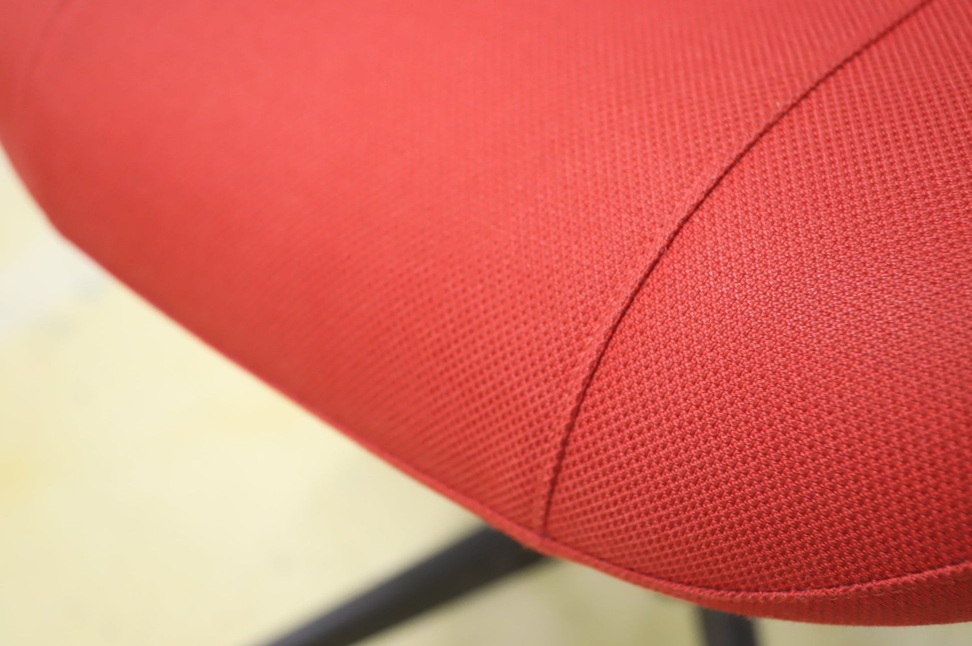 Isku Step+ punainen niskatuellinen työtuoli - Suomen Kalustekeskus