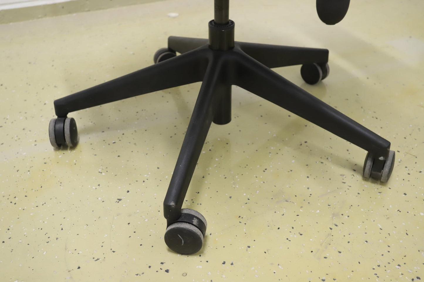 Isku Step+ punainen niskatuellinen työtuoli - Suomen Kalustekeskus