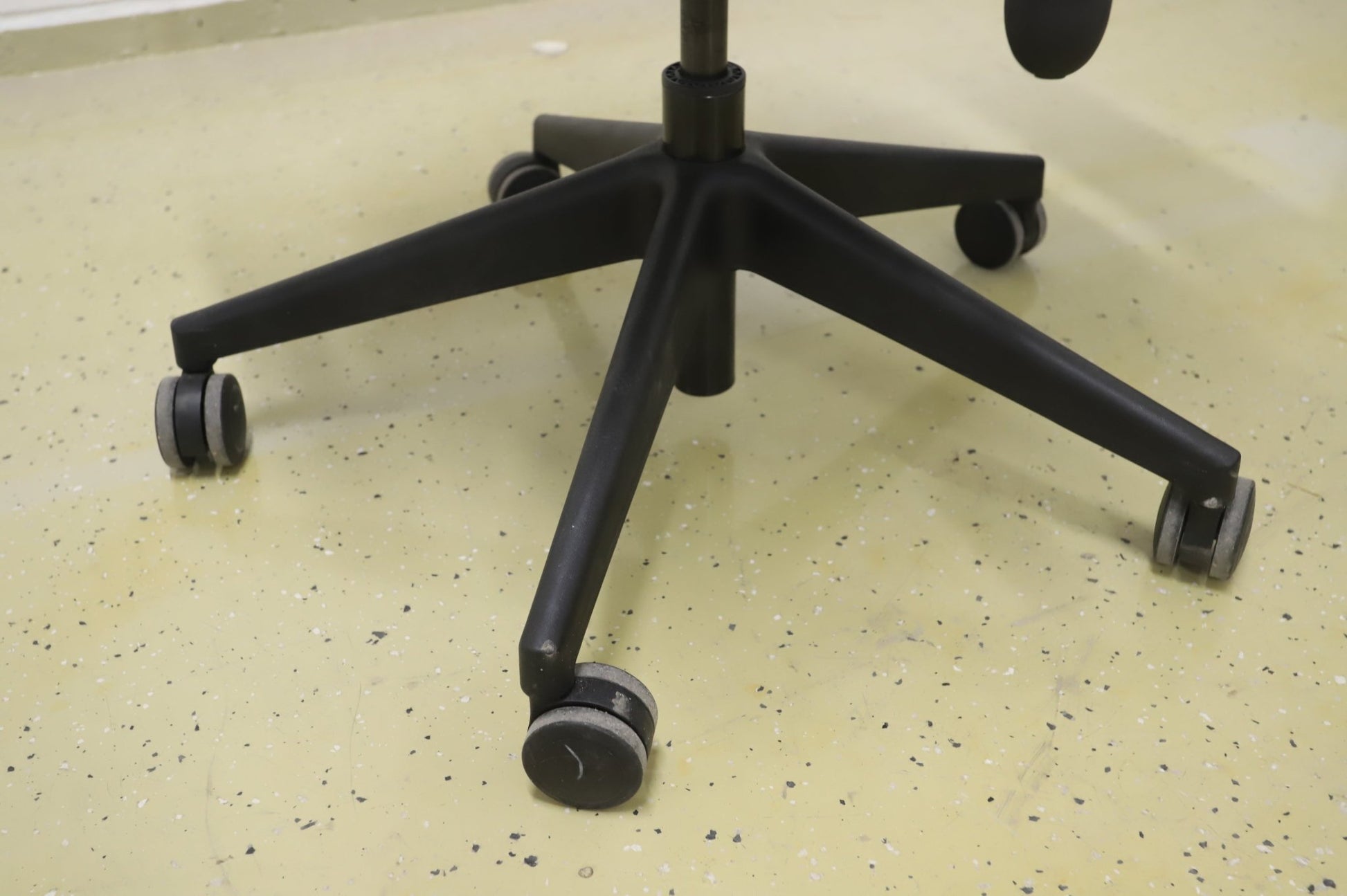 Isku Step+ punainen niskatuellinen työtuoli - Suomen Kalustekeskus