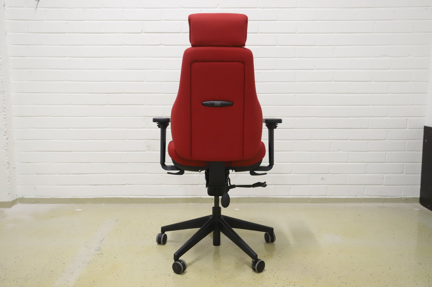 Isku Step+ punainen niskatuellinen työtuoli - Suomen Kalustekeskus