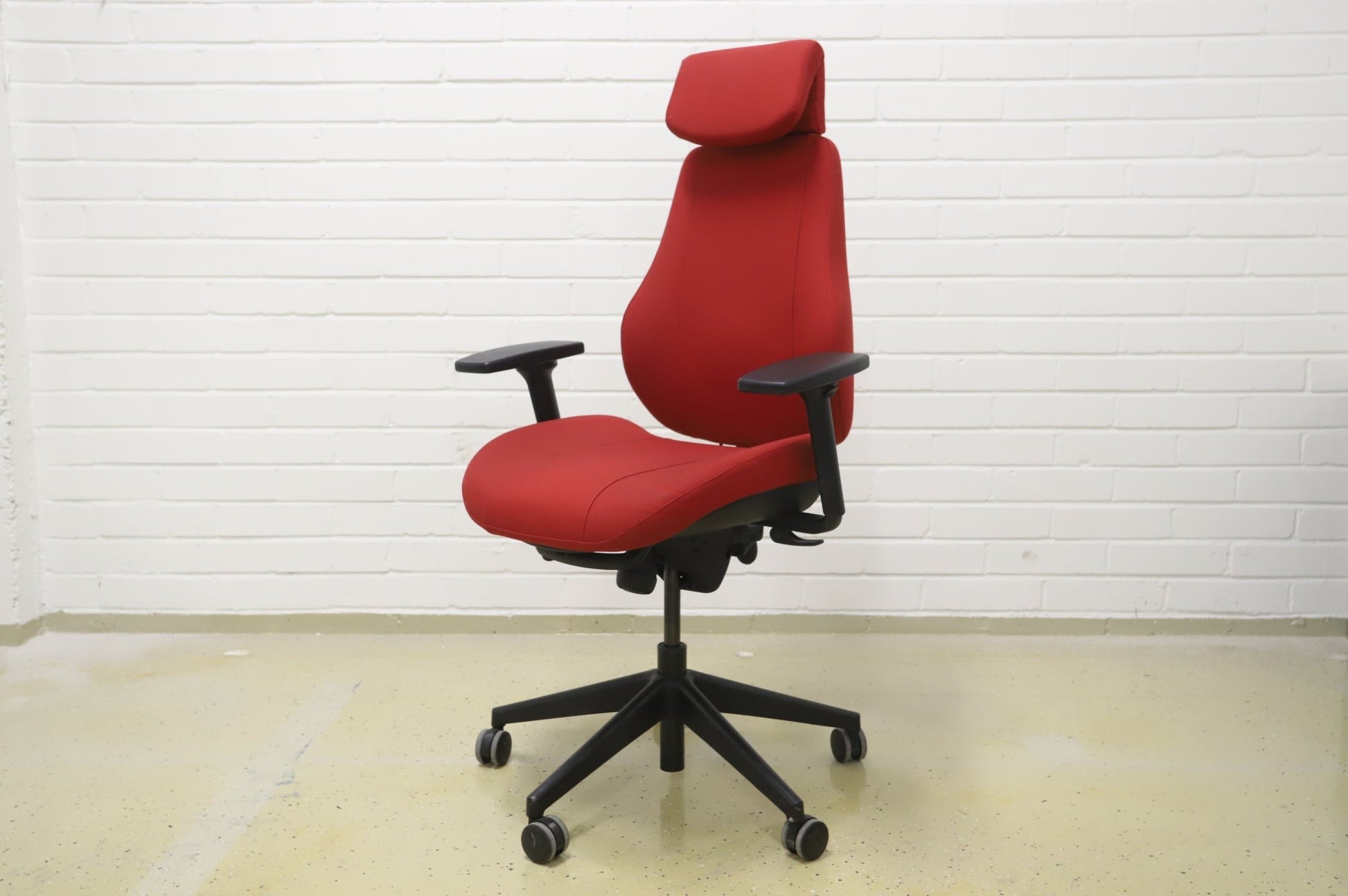 Isku Step+ punainen niskatuellinen työtuoli - Suomen Kalustekeskus