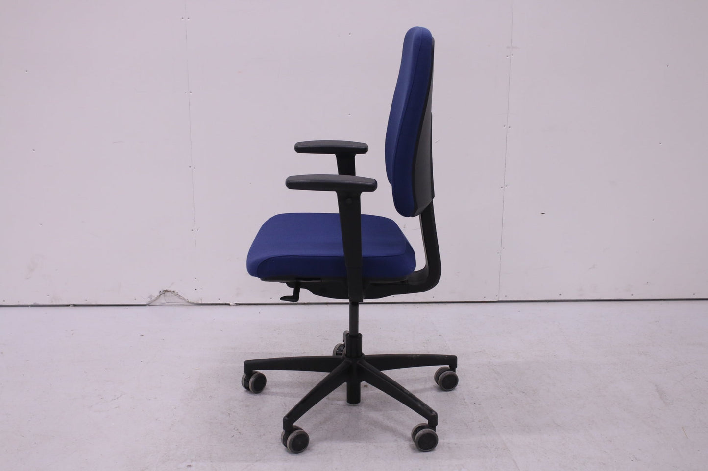 Isku Still S1 - työtuoli sininen - Suomen Kalustekeskus