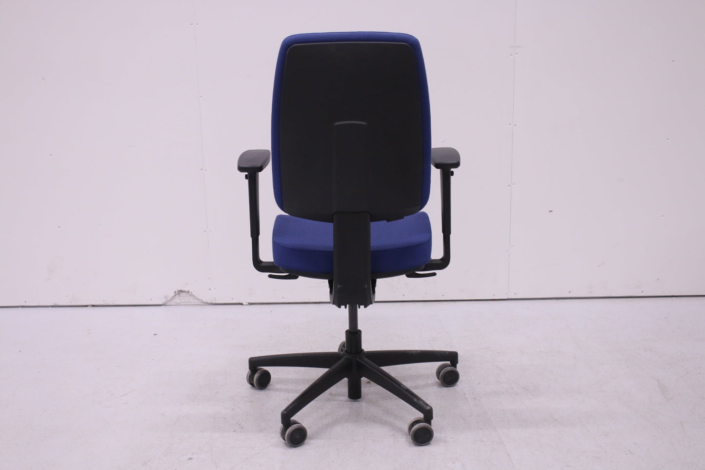 Isku Still S1 - työtuoli sininen - Suomen Kalustekeskus