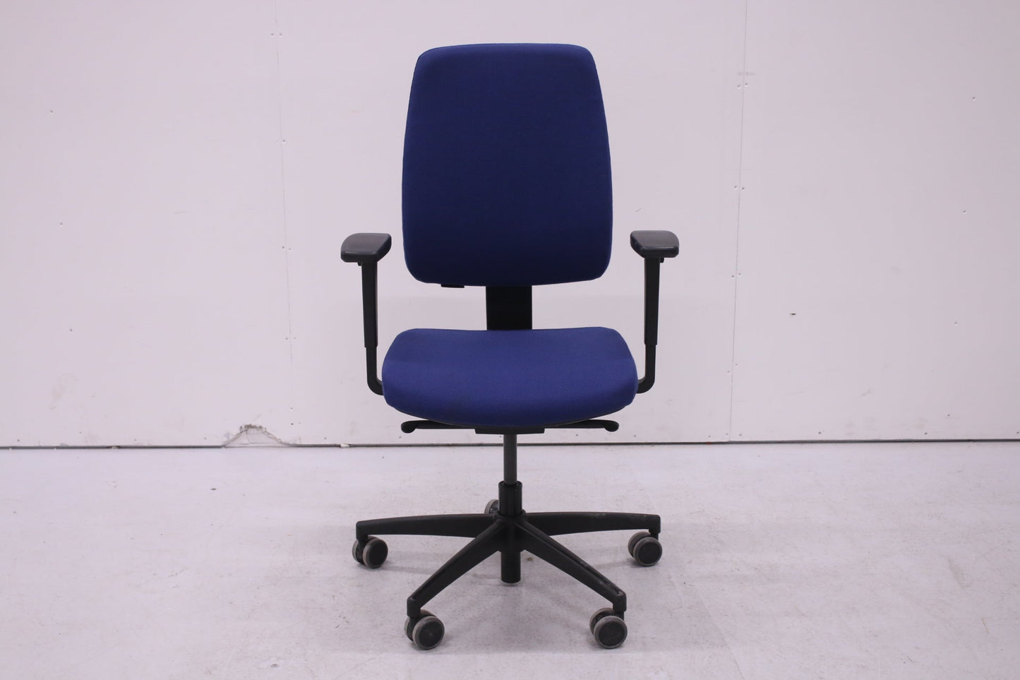 Isku Still S1 - työtuoli sininen - Suomen Kalustekeskus