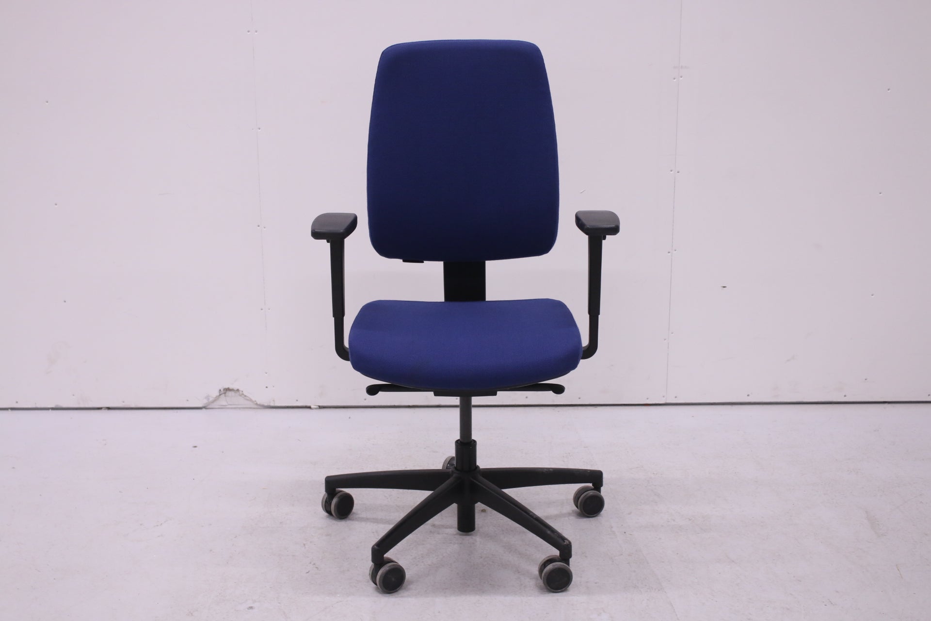 Isku Still S1 - työtuoli sininen - Suomen Kalustekeskus